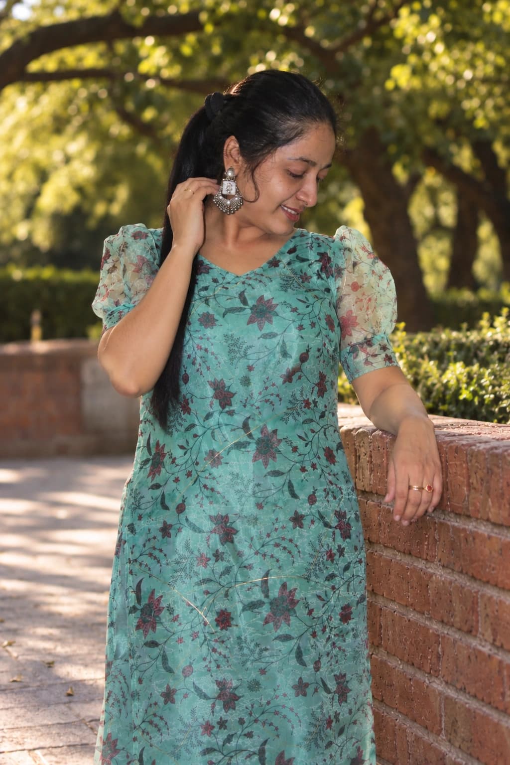 outdoor_portrait_1024x1536_pose2.webp